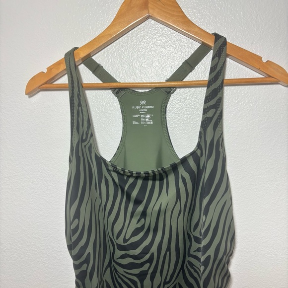 Ruby Ribbon Zebra Print Square Neck Active Tank Top Built-In Shelf Bra Size 38 - Picture 4 of 10